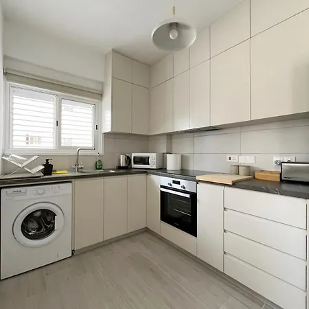 Apartment Unlock The Island - Local Insights For Your Larnaca